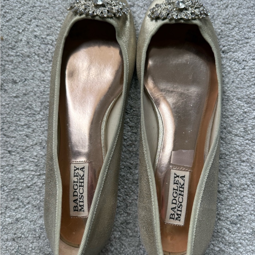 Size 8.5 Badgley Mischka Women's Gold Flats